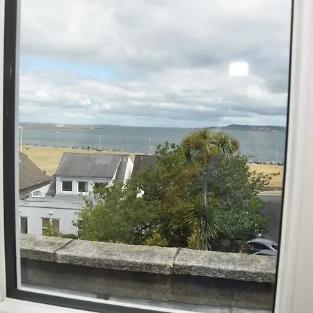 Luxurious Near The Sea